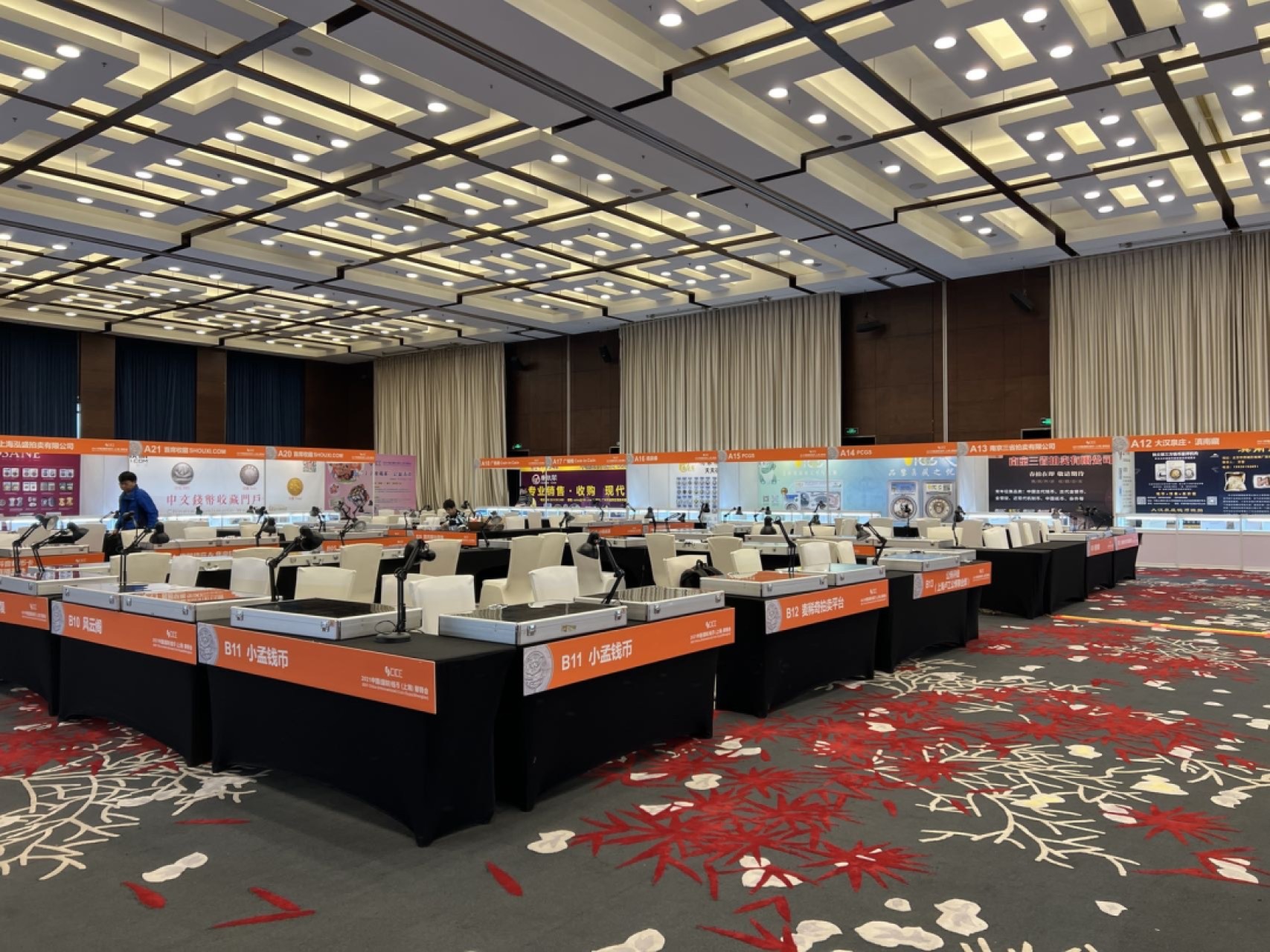 今天开展了，欢迎大家来B12领礼品