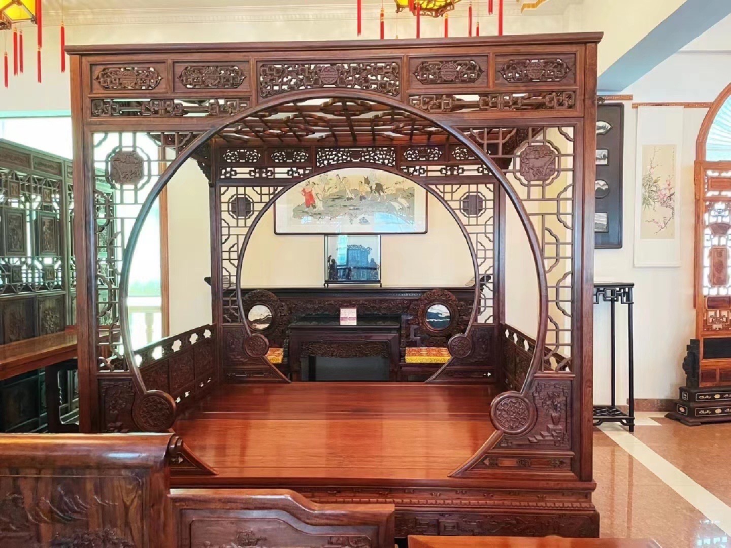 我们今年在做一个新项目，叫我在海南有棵花梨树（认养海南黄花梨树），树有升值、收藏、传承、祈福、投资等属性，树本身也是制作家具用的木材，有红木之首和‘木中黄金’之称，我们联合政府开全国首创，把黄花梨树也列为除房子以外的不动产，认养之后，政府实名办理不动产证，50年产权，树越长越值钱，可以给自己的家庭，老人，夫妻，小孩做一个未来的保障，可以随时变现，也可以一直供养祈福！有兴趣的话可以联系我详细了解