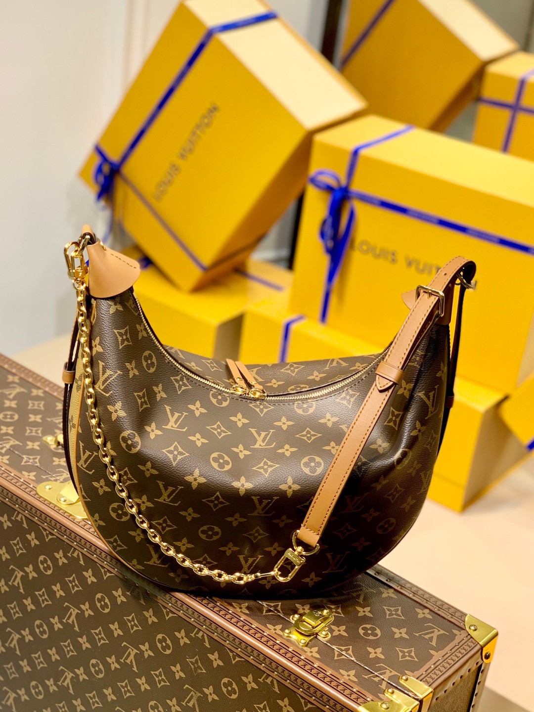 最新2022走秀款⬇️M46311大月亮包 经典老花配黄花 Lv marel 中古包最近lV中古包款式可以说🔥的不能再🔥了，大小非常合适呦！造型也很特别，肩带质感很舒服，不会勒肩，颜值与实用兼备！尺寸：38×30×10厘米。