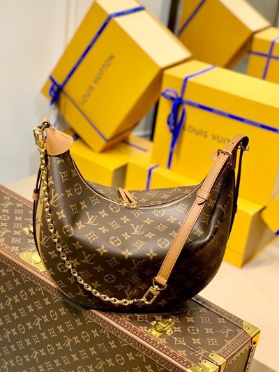 最新2022走秀款⬇️M46311大月亮包 经典老花配黄花 Lv marel 中古包最近lV中古包款式可以说🔥的不能再🔥了，大小非常合适呦！造型也很特别，肩带质感很舒服，不会勒肩，颜值与实用兼备！尺寸：38×30×10厘米。