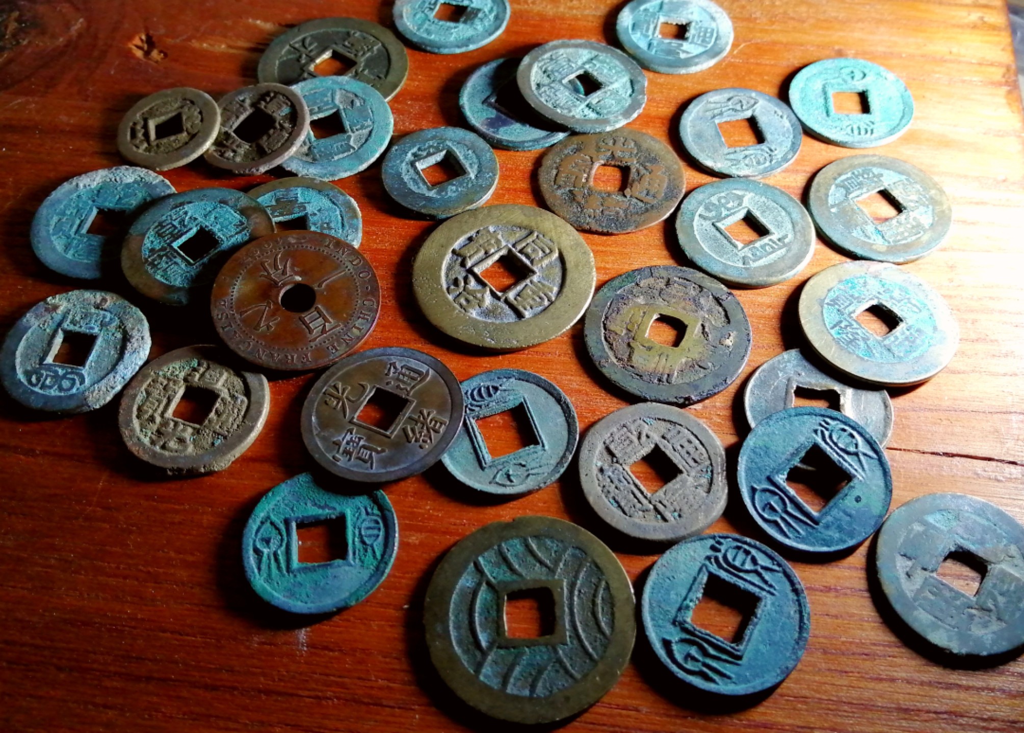 一入铜钱深似海，从此纸夹整箱买