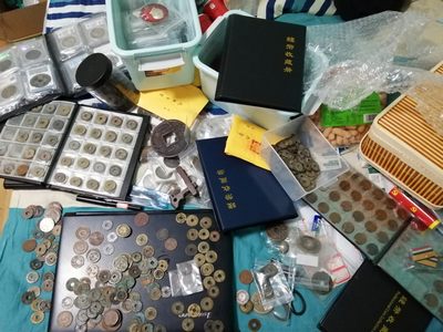 一入铜钱深似海，从此纸夹整箱买