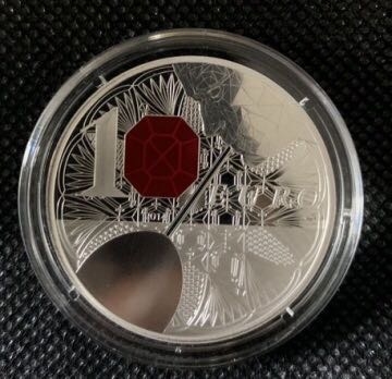 法国顶级奢侈品  （巴卡拉水晶）打造出法国精致的钱币 又通过钱币的流动让更多人了解此款奢侈品，同时又提升了这枚钱币收藏价值。