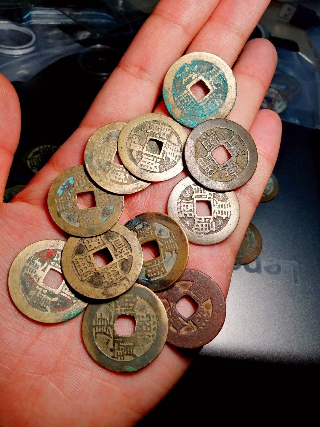 一入铜钱深似海，从此纸夹整箱买