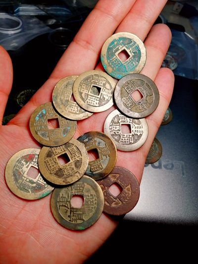 一入铜钱深似海，从此纸夹整箱买