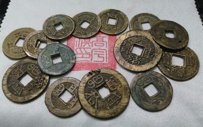 一入铜钱深似海，从此纸夹整箱买