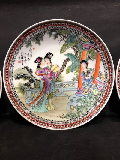 精品赵惠民老师手绘重工粉彩人物《琴棋书画》赏盘一套、画工精湛老练、色彩古拙、人物表情丰富、线条流畅、品相完整！
直径27cm