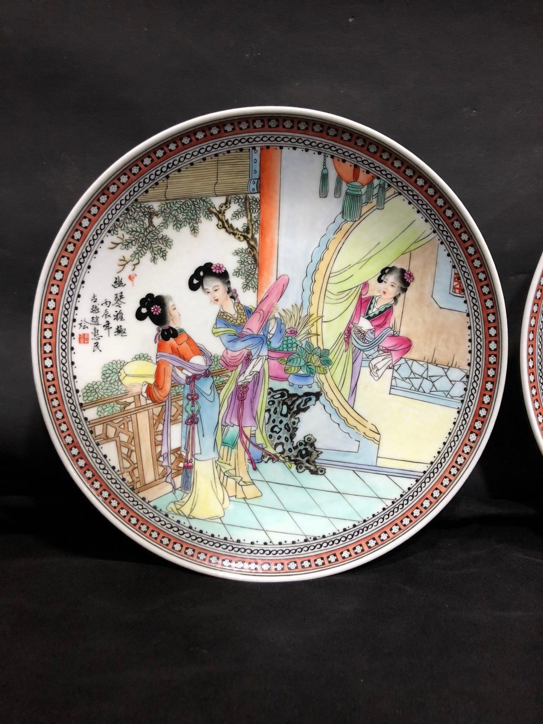 精品赵惠民老师手绘重工粉彩人物《琴棋书画》赏盘一套、画工精湛老练、色彩古拙、人物表情丰富、线条流畅、品相完整！
直径27cm