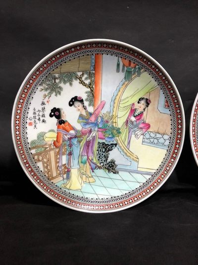 精品赵惠民老师手绘重工粉彩人物《琴棋书画》赏盘一套、画工精湛老练、色彩古拙、人物表情丰富、线条流畅、品相完整！
直径27cm