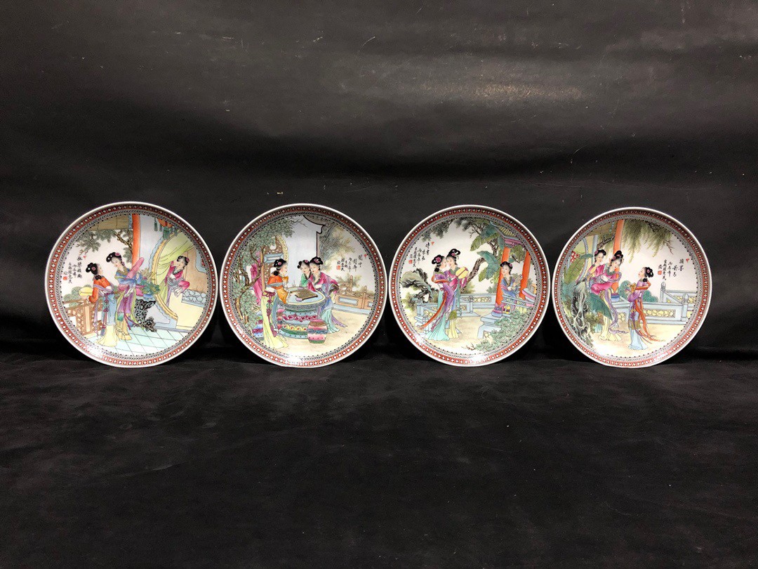 精品赵惠民老师手绘重工粉彩人物《琴棋书画》赏盘一套、画工精湛老练、色彩古拙、人物表情丰富、线条流畅、品相完整！
直径27cm