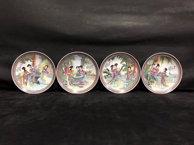 精品赵惠民老师手绘重工粉彩人物《琴棋书画》赏盘一套、画工精湛老练、色彩古拙、人物表情丰富、线条流畅、品相完整！
直径27cm