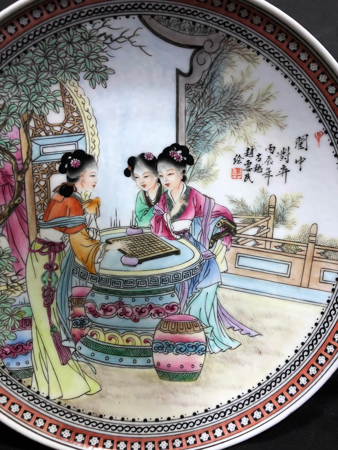 精品赵惠民老师手绘重工粉彩人物《琴棋书画》赏盘一套、画工精湛老练、色彩古拙、人物表情丰富、线条流畅、品相完整！
直径27cm