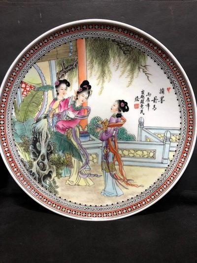 精品赵惠民老师手绘重工粉彩人物《琴棋书画》赏盘一套、画工精湛老练、色彩古拙、人物表情丰富、线条流畅、品相完整！
直径27cm