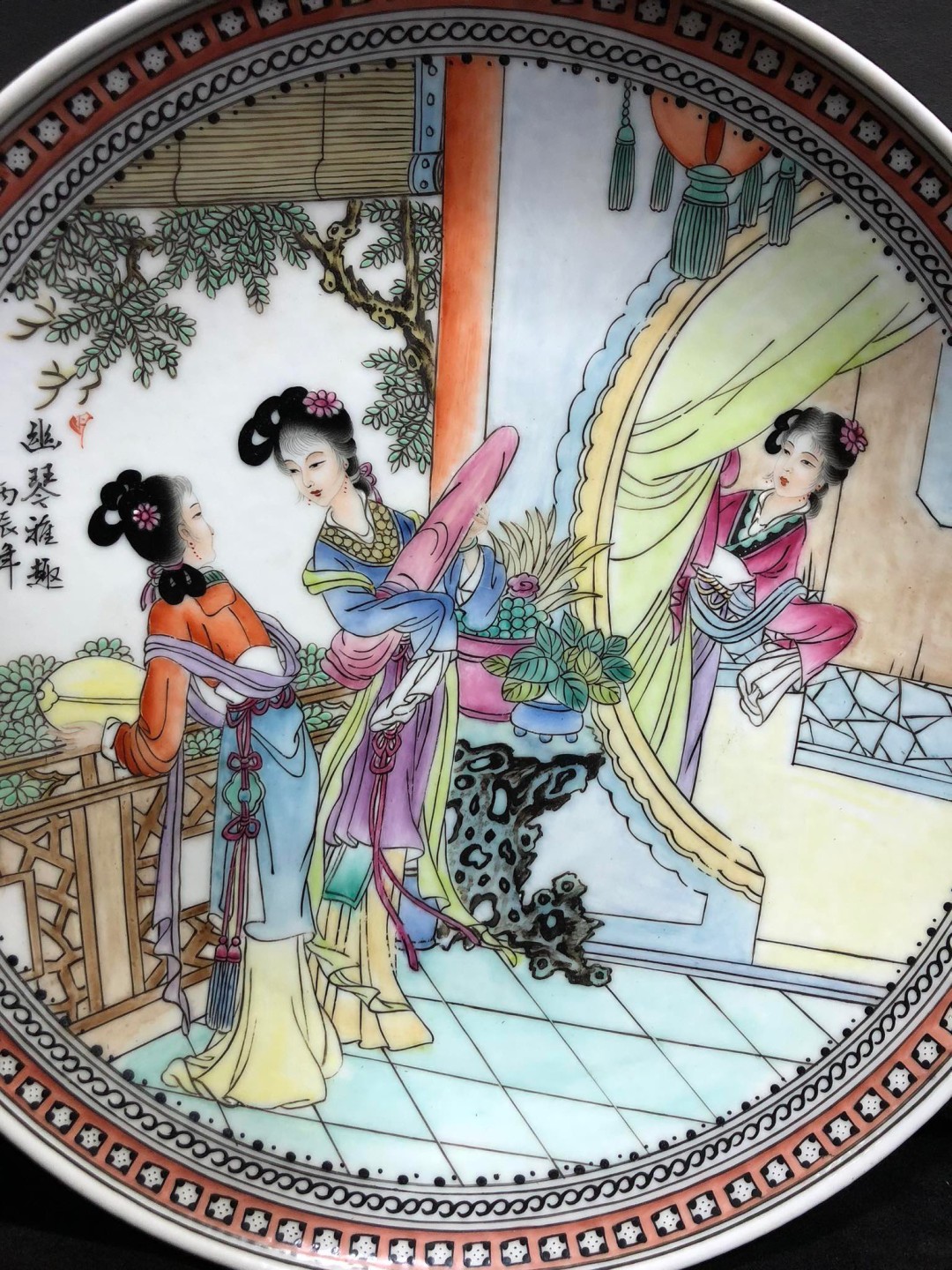 精品赵惠民老师手绘重工粉彩人物《琴棋书画》赏盘一套、画工精湛老练、色彩古拙、人物表情丰富、线条流畅、品相完整！
直径27cm