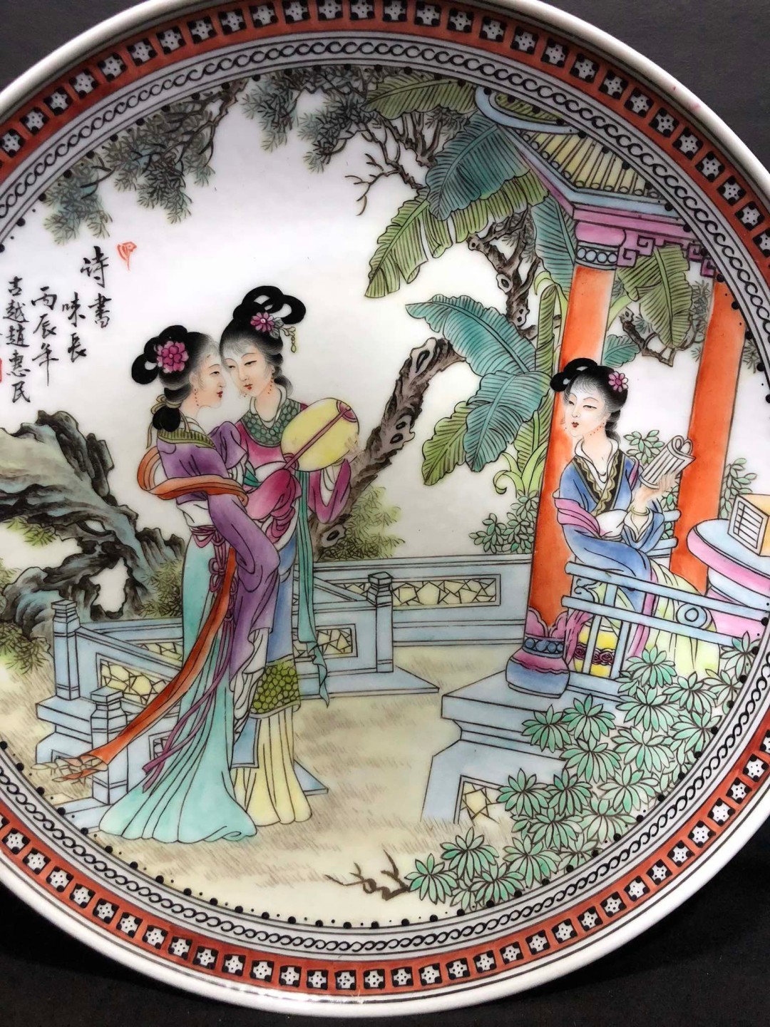 精品赵惠民老师手绘重工粉彩人物《琴棋书画》赏盘一套、画工精湛老练、色彩古拙、人物表情丰富、线条流畅、品相完整！
直径27cm