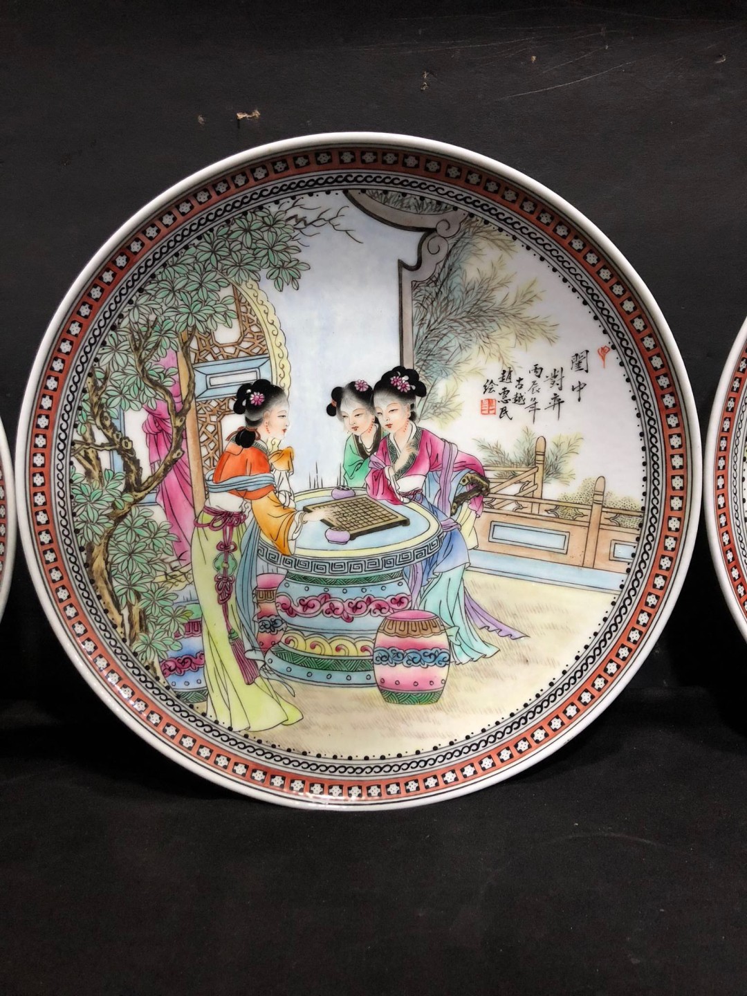 精品赵惠民老师手绘重工粉彩人物《琴棋书画》赏盘一套、画工精湛老练、色彩古拙、人物表情丰富、线条流畅、品相完整！
直径27cm