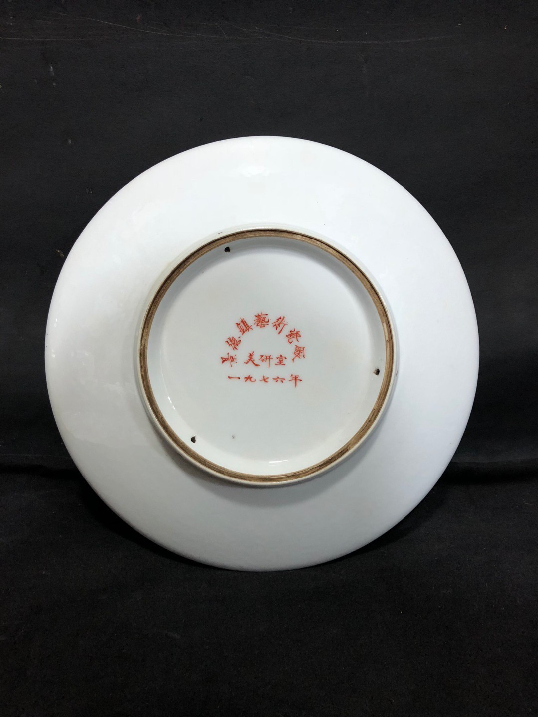 精品赵惠民老师手绘重工粉彩人物《琴棋书画》赏盘一套、画工精湛老练、色彩古拙、人物表情丰富、线条流畅、品相完整！
直径27cm