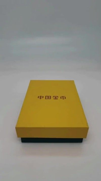 中国金币总公司全新动态封装提前看
中国金币总公司封装币是指用一个密闭性好，抗外力冲击的保护壳将“裸币”封装起来，有利于纪念币的保存。每枚封装币均携带唯一的RFID芯片，具有防伪作用和溯源功能。可以在中国金币总公司对应的网址或者专用的机器查询对应的信息。
这一次的亚运会小银币的动态封装，是在原有“防伪”、“防仿”、“防摔”、“防拆”、“防水”、“防复制”特征的基础上，增加了旋转设计，让纪念币动起来，更具互动性和观赏性。