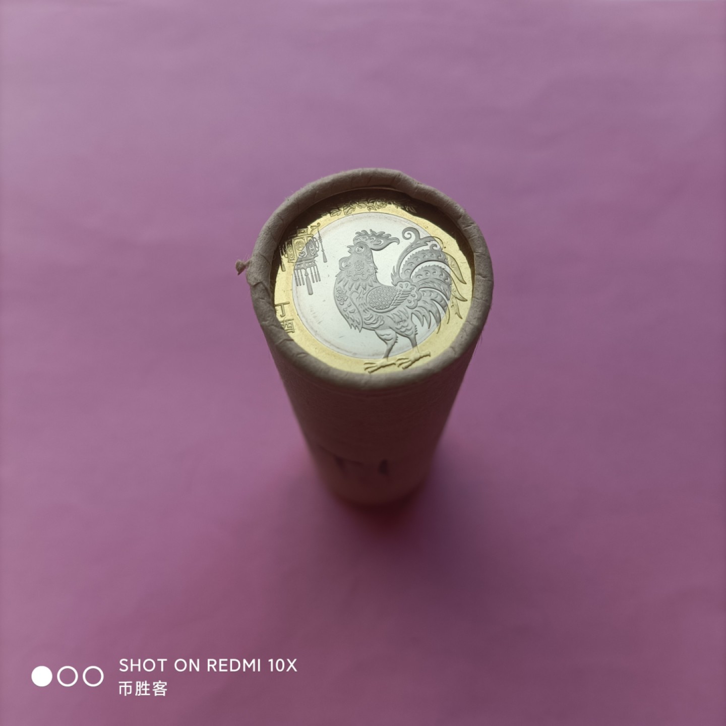 搬家的意外收获之三，😈
发现了整卷的鸡年纪念币，正好手头还有点小圆保护盒，都拆了装起来，😃
