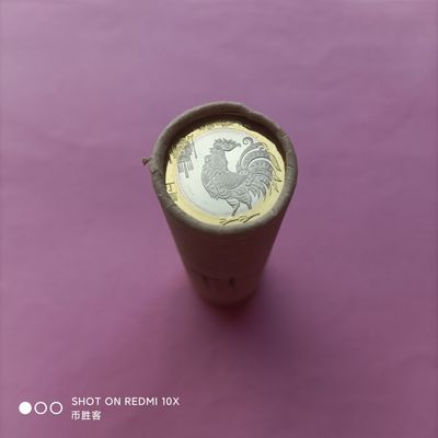搬家的意外收获之三，😈
发现了整卷的鸡年纪念币，正好手头还有点小圆保护盒，都拆了装起来，😃