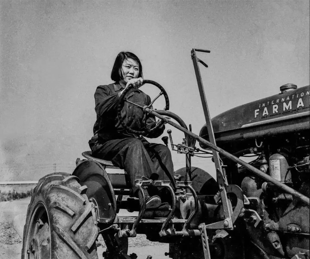 中国第一位女拖拉机手～梁军