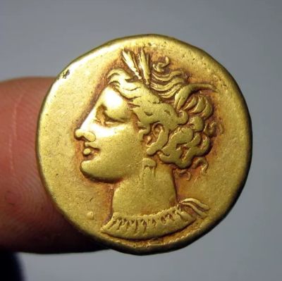 迦太基女神金币，天后坦尼特与站马1标准重琥珀金币