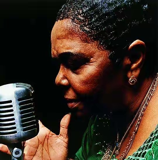 佛得角🇨🇻“赤脚天后”西萨莉亚·艾芙拉