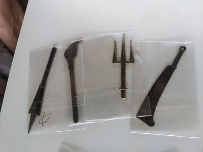 儿时的珍藏。有人看到物品落下泪来