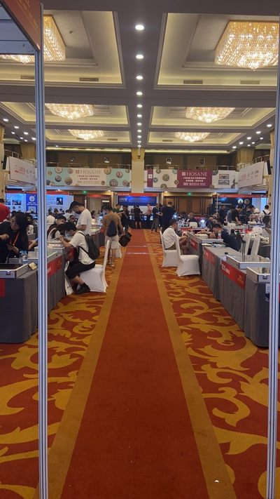 国际钱币展销会，人挺多，认识好多收藏大佬，麦稀奇的小姐姐挺热心，各种讲解！