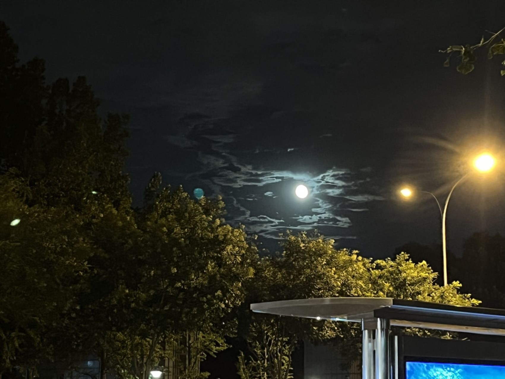 中秋月圆，合家团圆