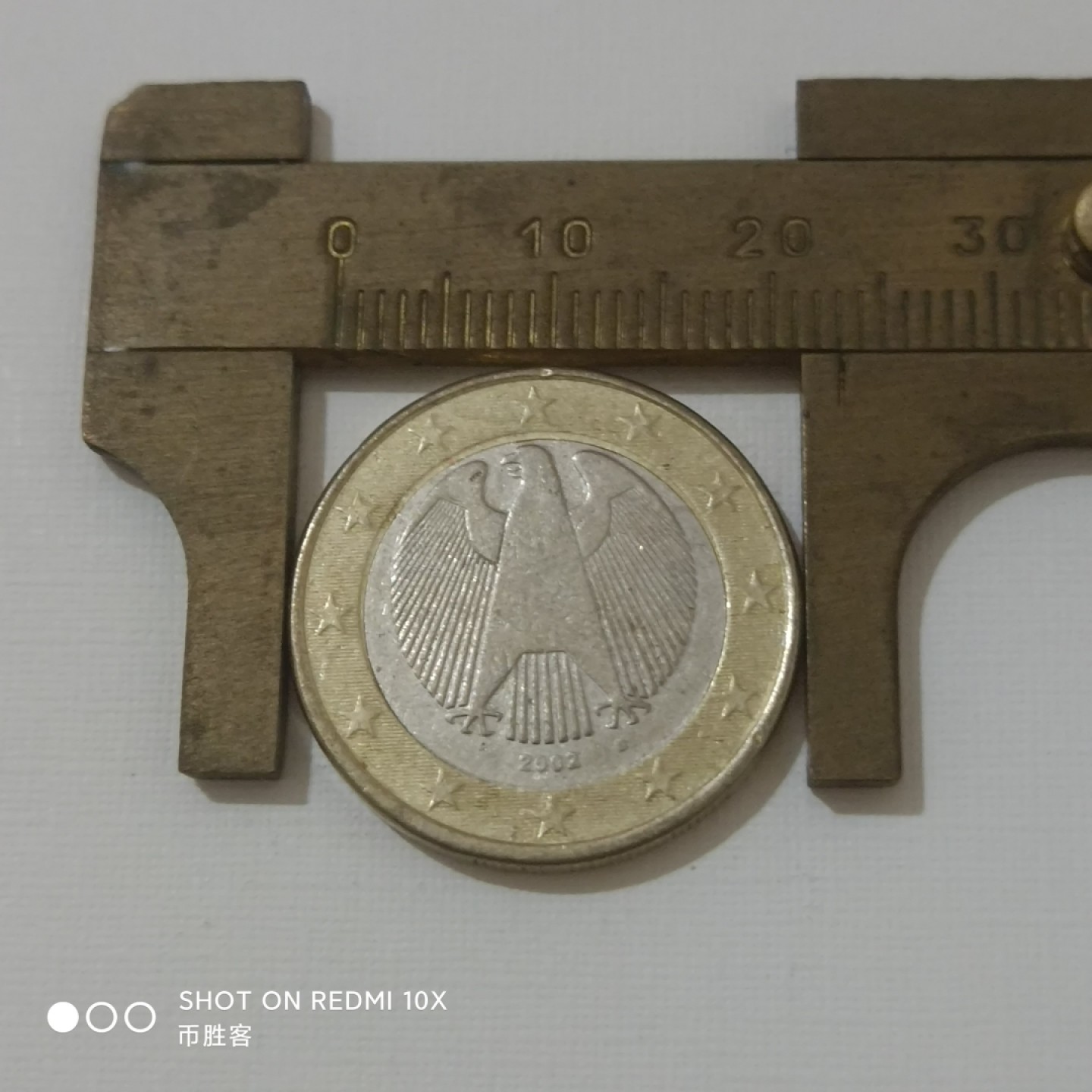 德国普通版1欧元硬币
图案是象征德意志主权的老鹰
另一面是欧洲地图
直径 23.25毫米，重量7.5克，厚度2.33毫米