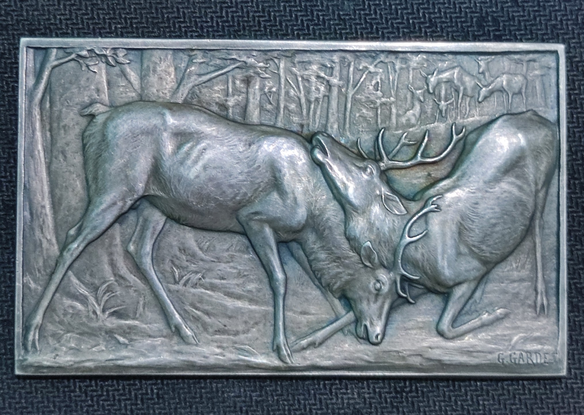 收藏品上的动物世界--雄鹿之战