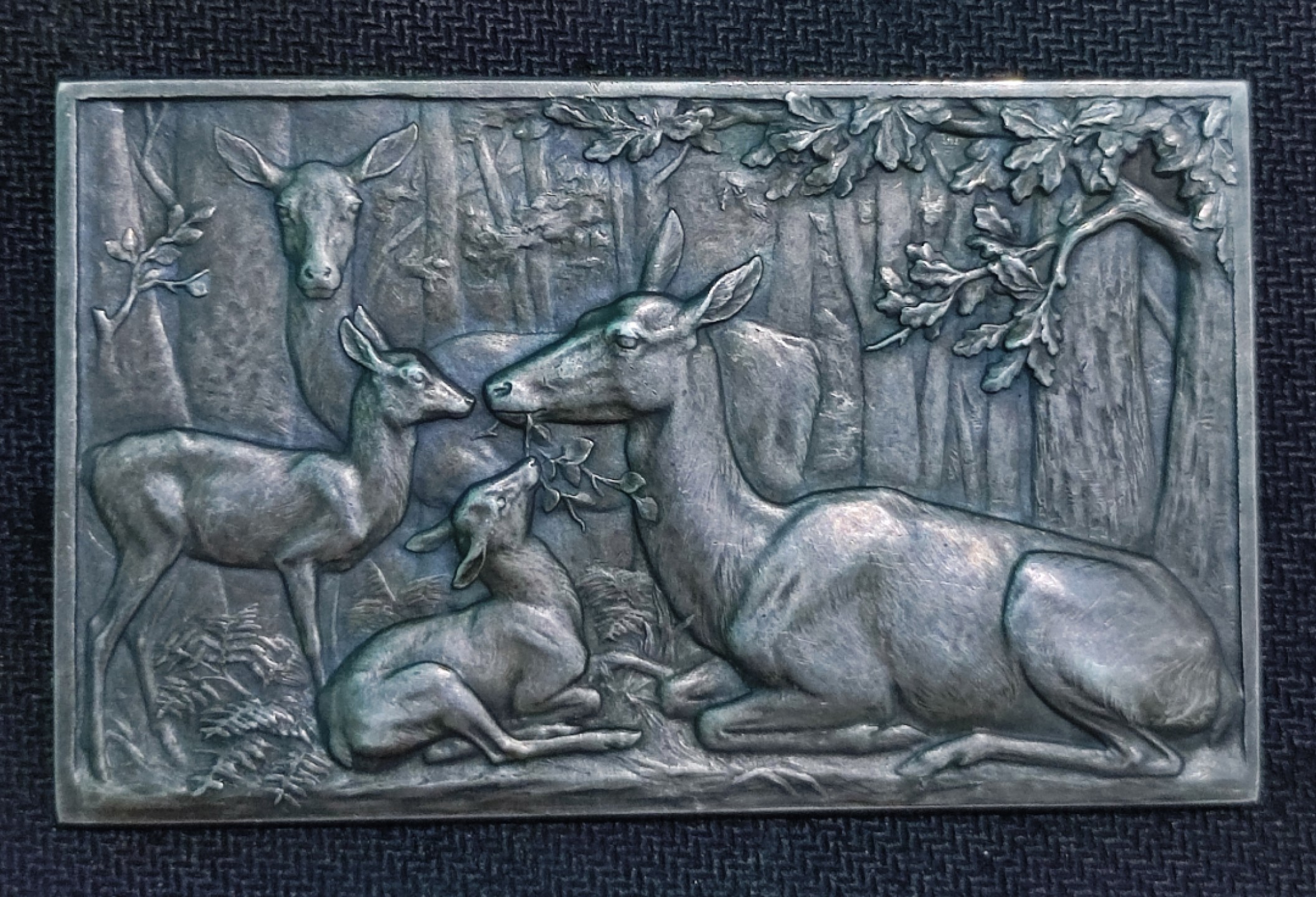 收藏品上的动物世界--雄鹿之战