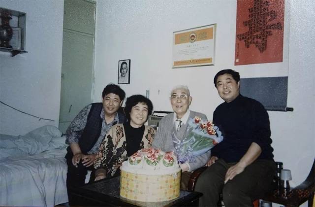 钢板雕刻大师吴彭越