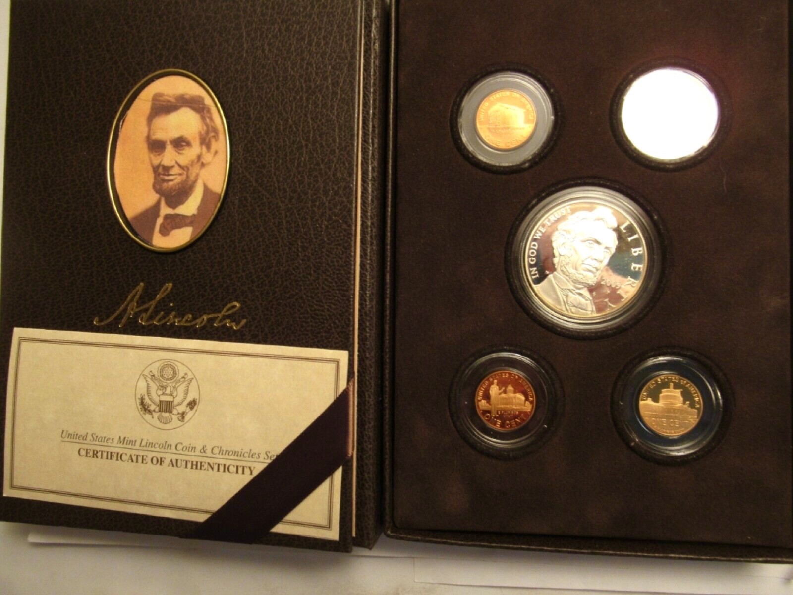 2009年美国纪念币“豪华套装版”Coin and Chronicles set. Proof silver dollar and the four Proof 2009S Lincoln Bicentennial cents