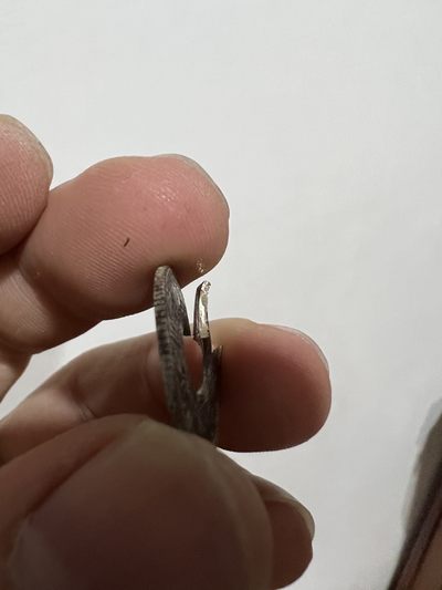 狠心把一枚有着82年历史的银币直接剪掉.只为求真伪.