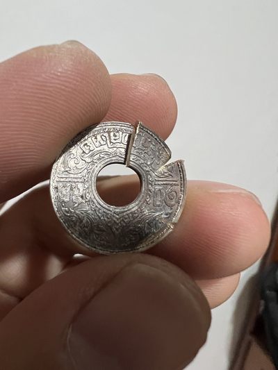 狠心把一枚有着82年历史的银币直接剪掉.只为求真伪.