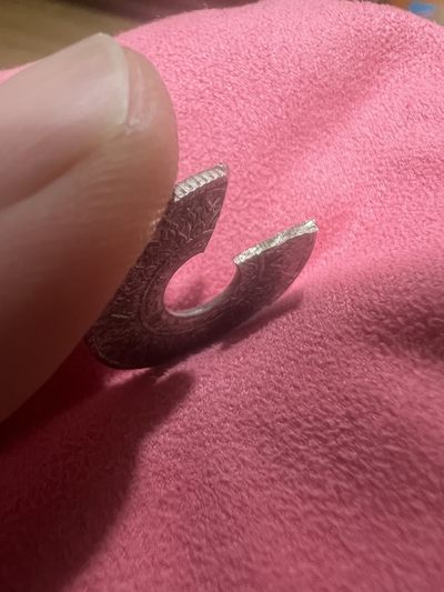 狠心把一枚有着82年历史的银币直接剪掉.只为求真伪.