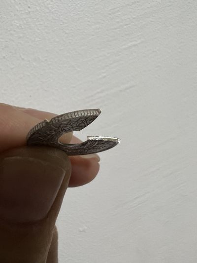 狠心把一枚有着82年历史的银币直接剪掉.只为求真伪.