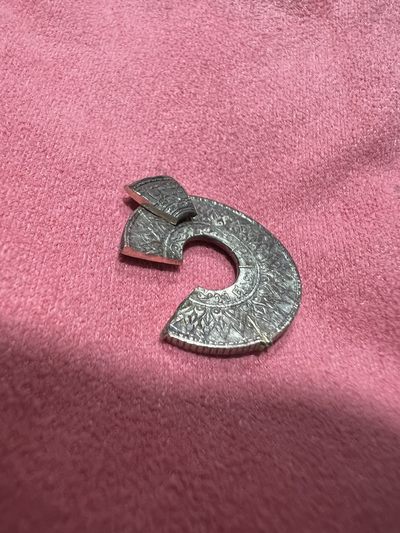 狠心把一枚有着82年历史的银币直接剪掉.只为求真伪.