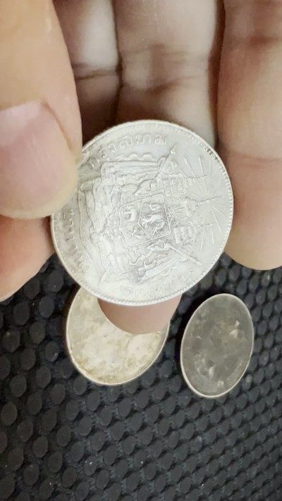 历经147年的银币！锈迹斑斑还有一枚黑包浆银币 洗了试试！！