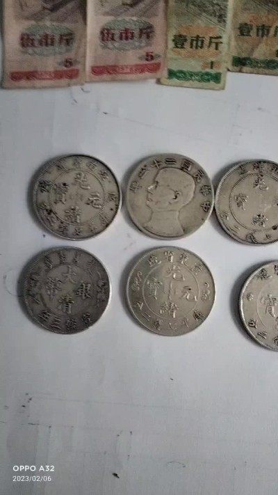 此各种各样银币，50元人民币不算！其它所有银币，铜币，古币于70年代每枚花一分收藏的。有的收藏价值！
