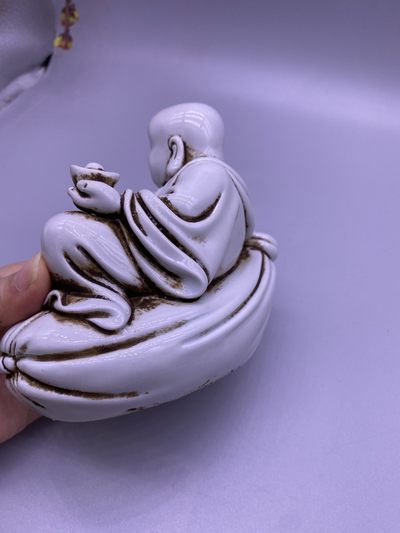 白瓷弥勒佛一尊，尺寸11厘米，品相如图，260包快递