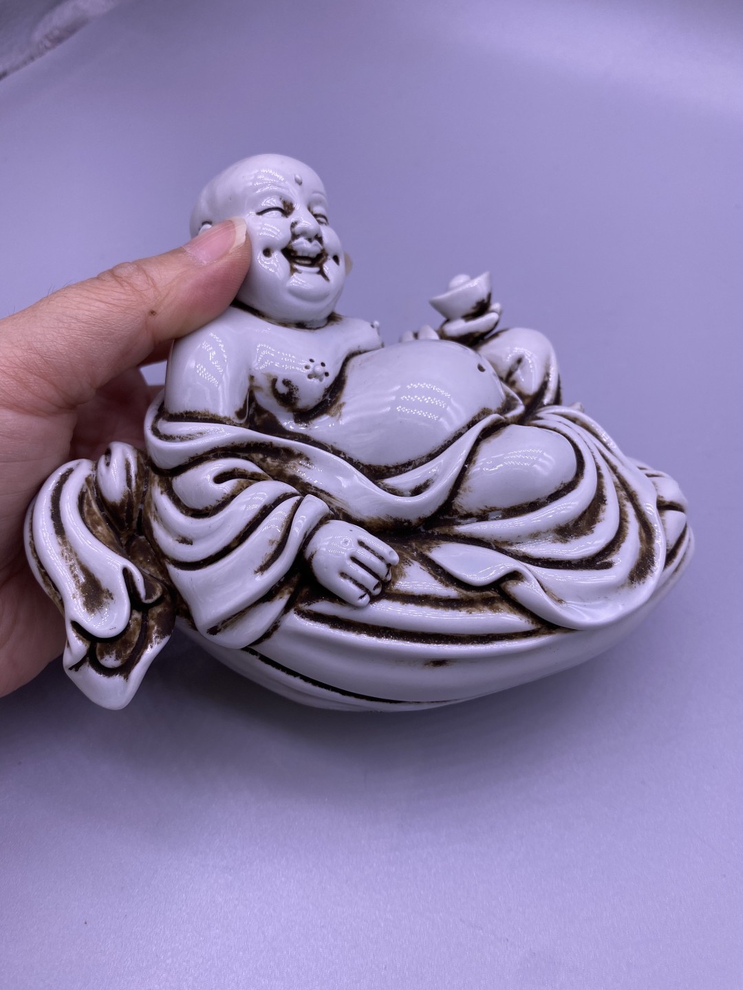 白瓷弥勒佛一尊，尺寸11厘米，品相如图，260包快递