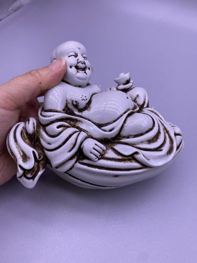 白瓷弥勒佛一尊，尺寸11厘米，品相如图，260包快递
