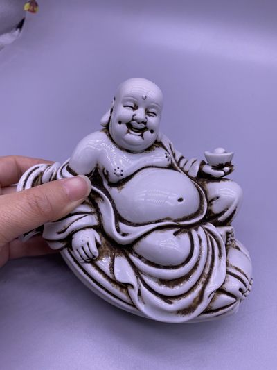白瓷弥勒佛一尊，尺寸11厘米，品相如图，260包快递