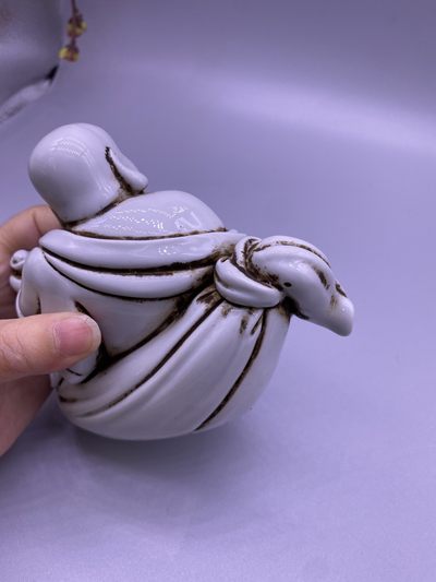 白瓷弥勒佛一尊，尺寸11厘米，品相如图，260包快递