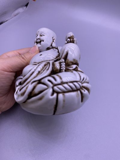 白瓷弥勒佛一尊，尺寸11厘米，品相如图，260包快递