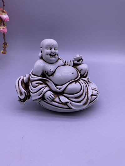 白瓷弥勒佛一尊，尺寸11厘米，品相如图，260包快递