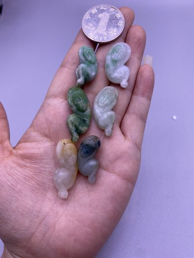 翡翠猴6个，尺寸2.3-3.5厘米，品相如图，400包快递